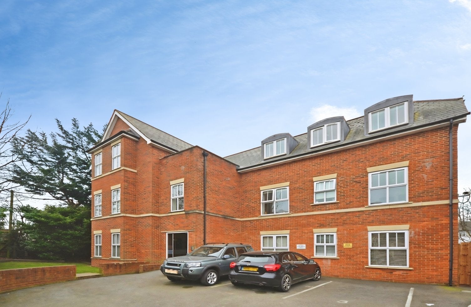 Flat Marian Gardens in Greater London