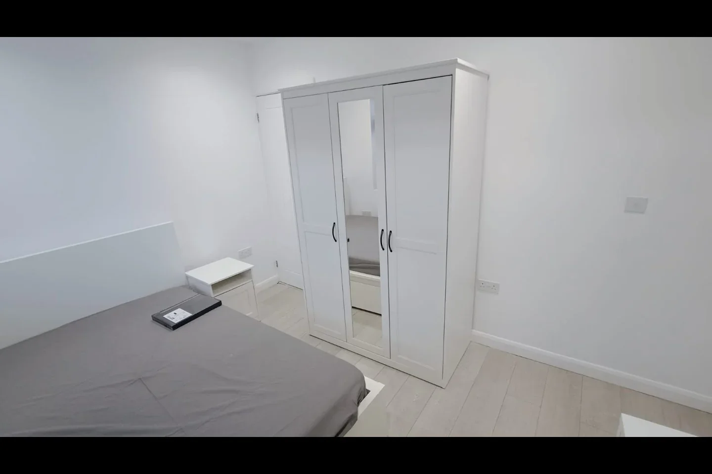 Room Elizabethan Way in Borough of Spelthorne