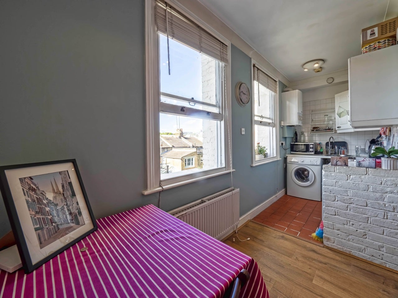 Flat Irving Road in Greater London