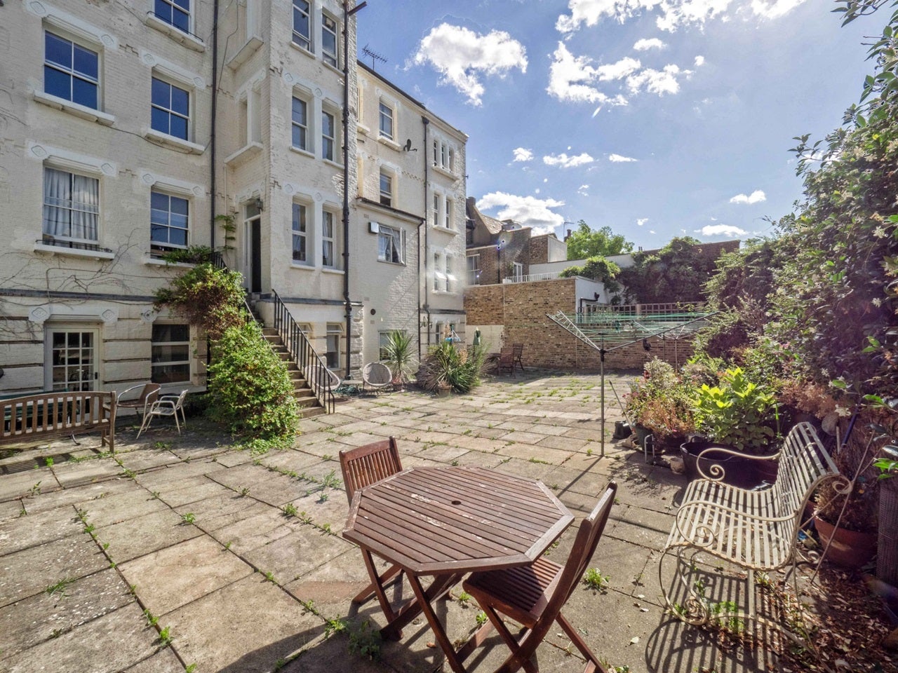 Flat Irving Road in Greater London
