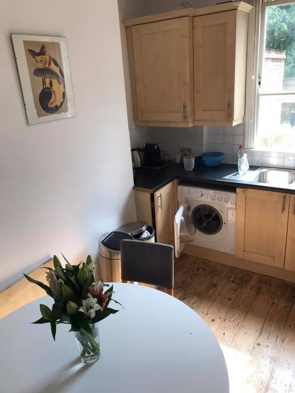 Flat Manor Gardens in Greater London