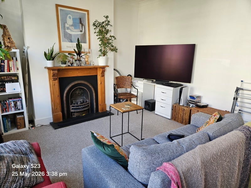 Flat Manor Gardens in Greater London