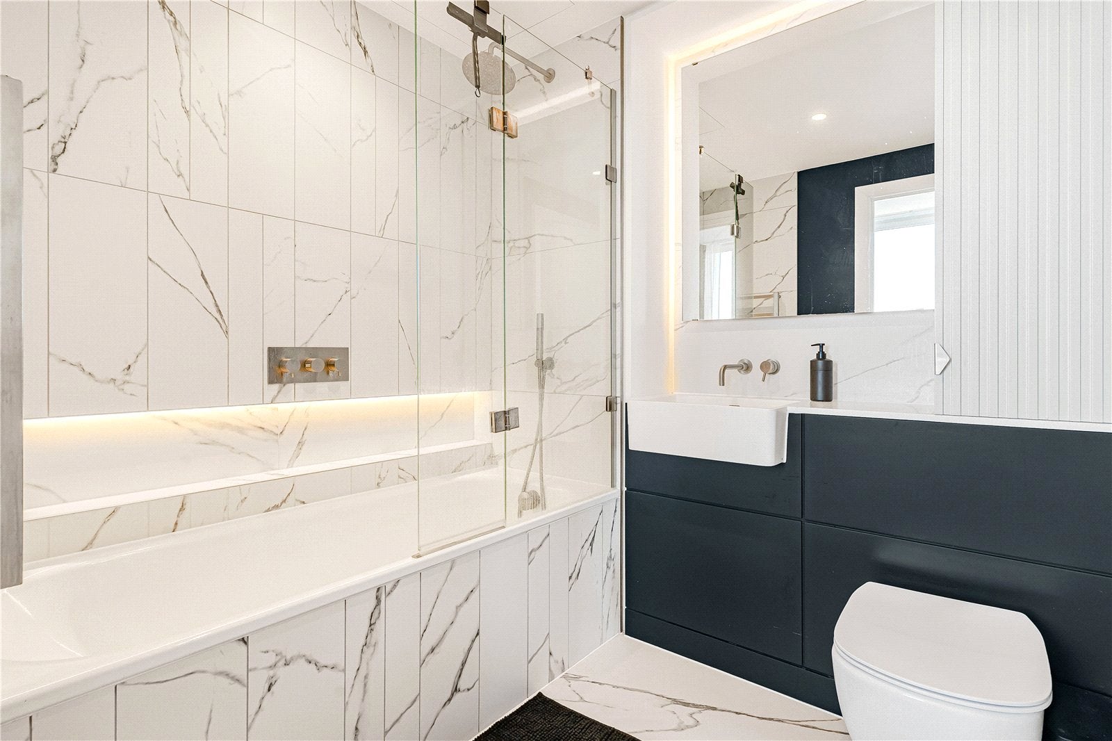 Flat Kennington Lane in Greater London