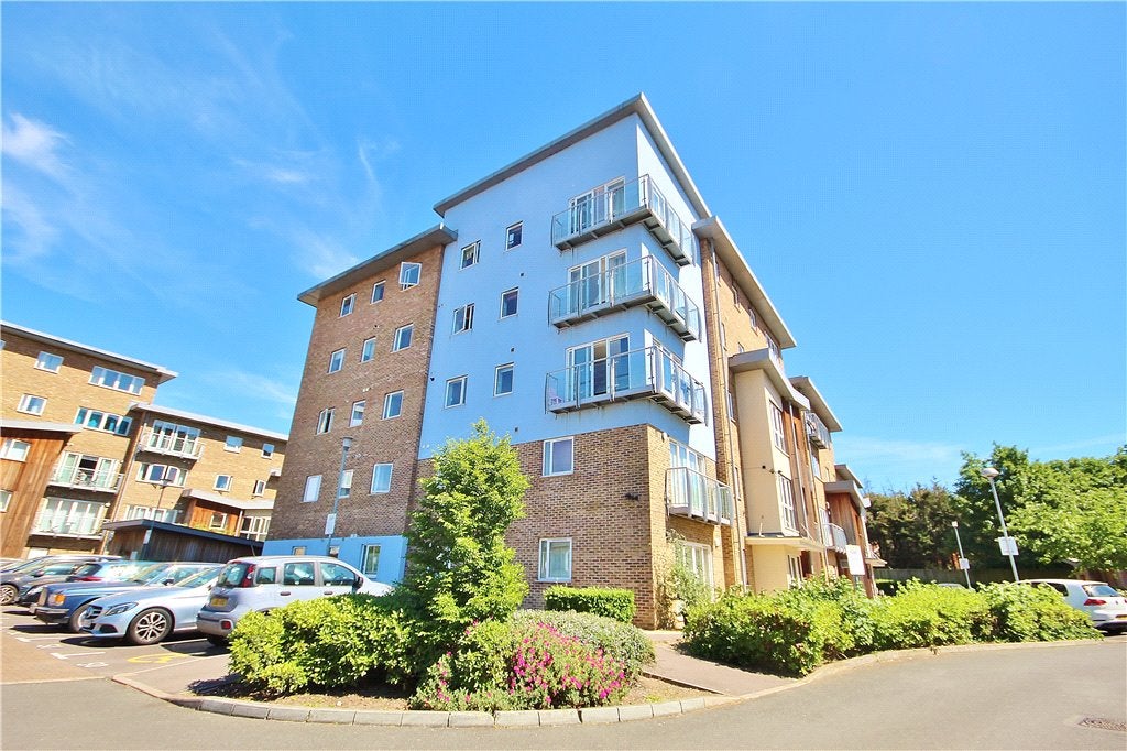 Flat Sundeala Close in Borough of Spelthorne