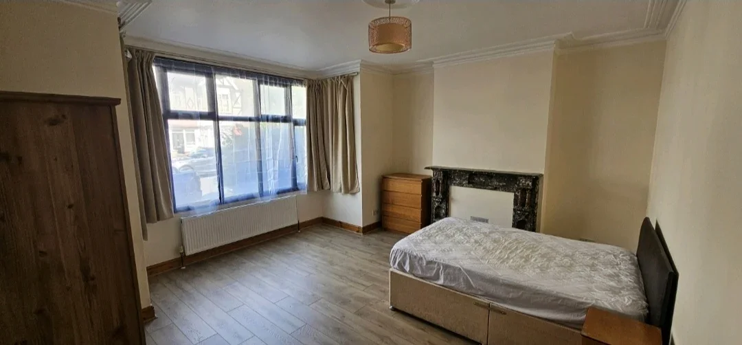 Room Norbury Crescent in Greater London