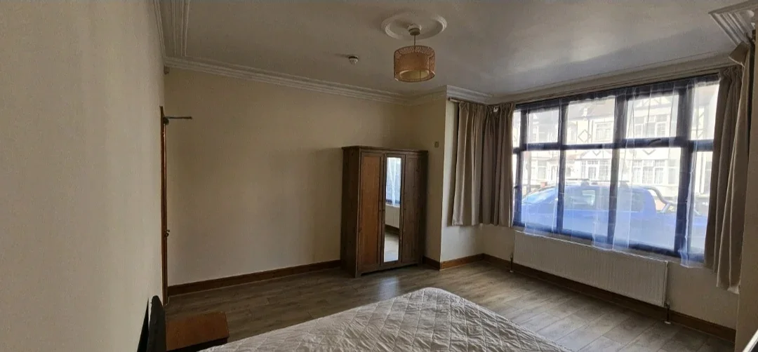 Room Norbury Crescent in Greater London