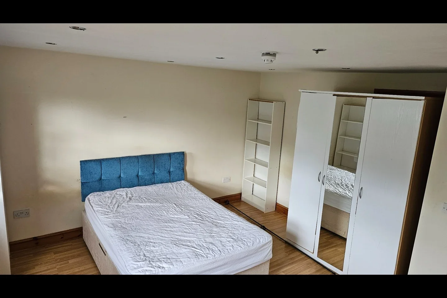 Room Norbury Crescent in Greater London