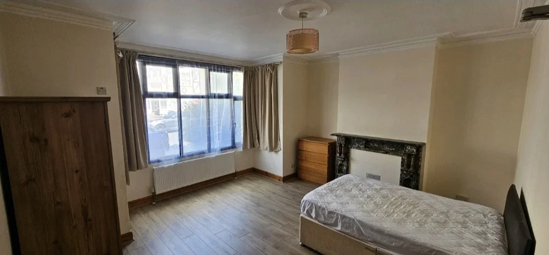 Room Norbury Crescent in Greater London