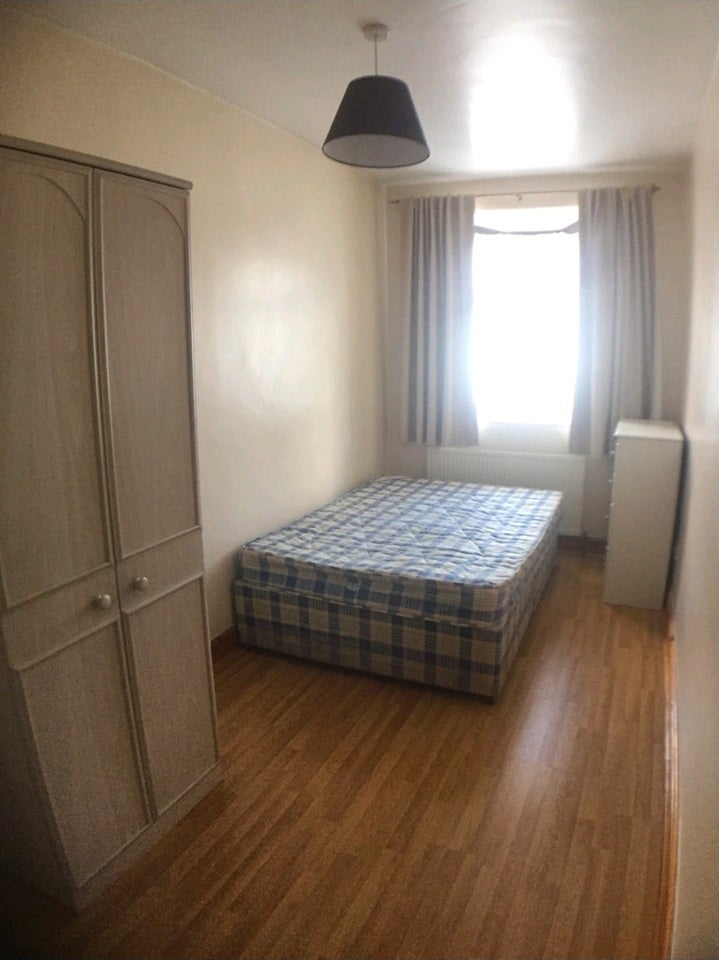Room Norbury Crescent in Greater London