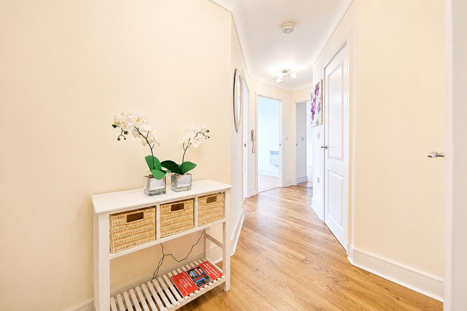 Flat Genas Close in London