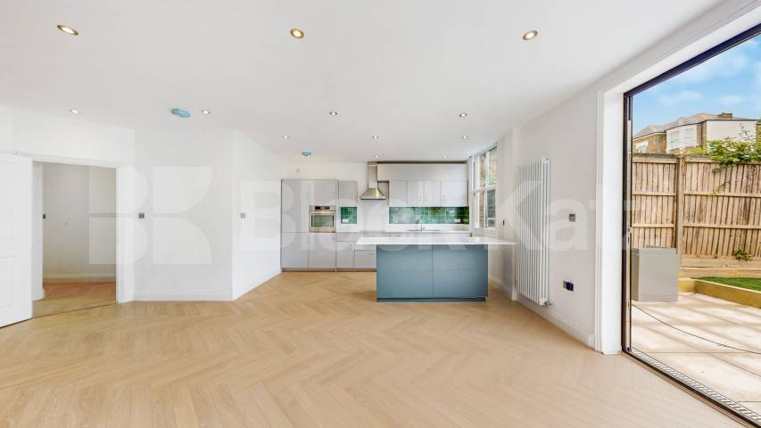 Flat Iverson Road in Greater London
