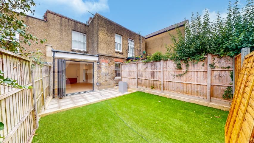 Flat Iverson Road in Greater London
