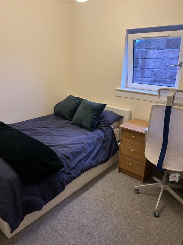 Room Yarrow Gardens Lane in Glasgow