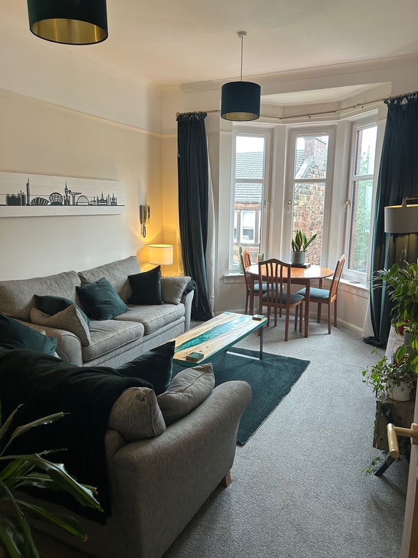 Room Yarrow Gardens Lane in Glasgow