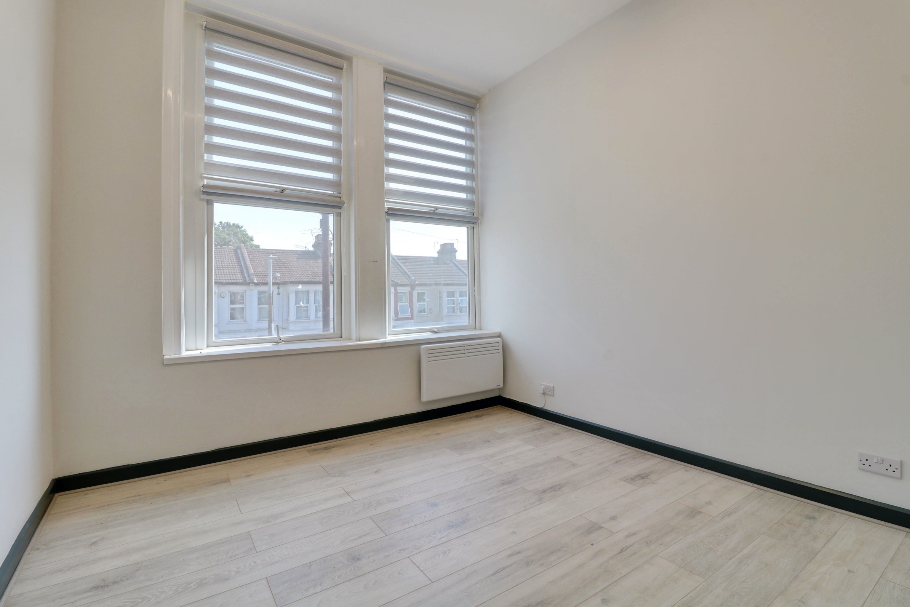 Flat Fowler Close in Southend-on-Sea