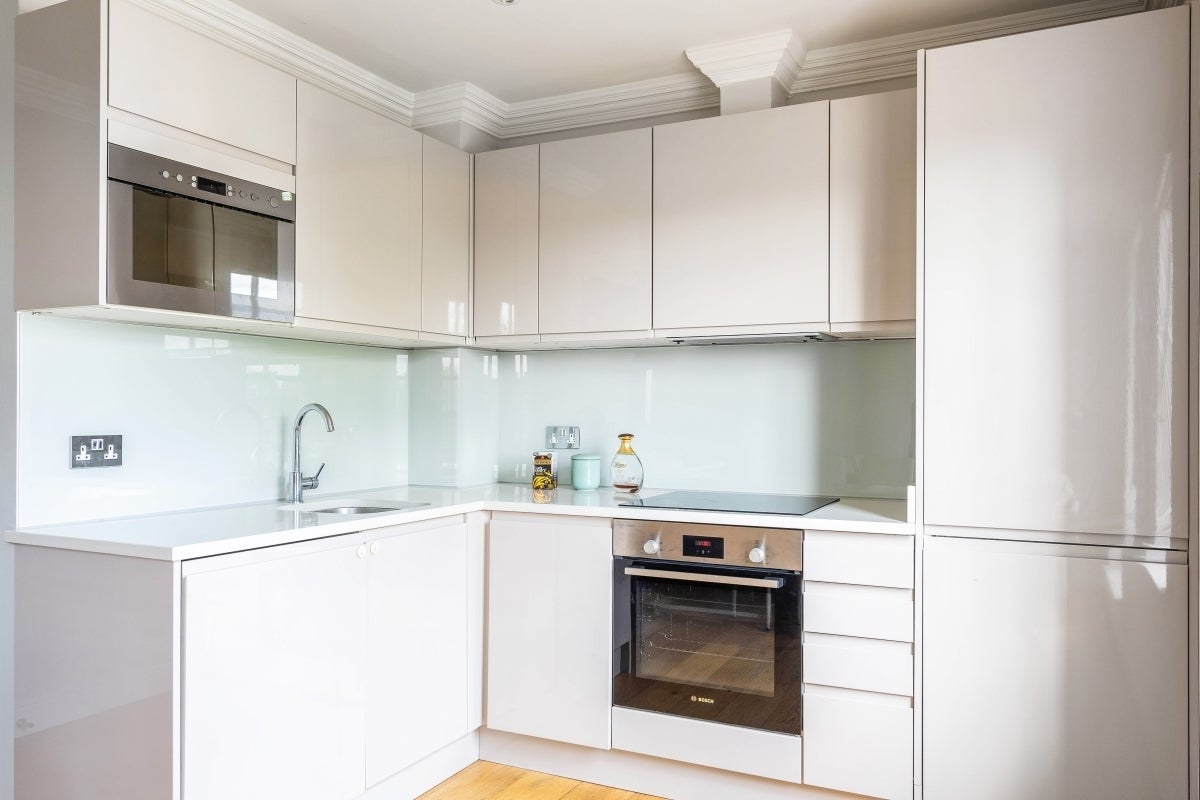 Flat Pleasant Place in Greater London