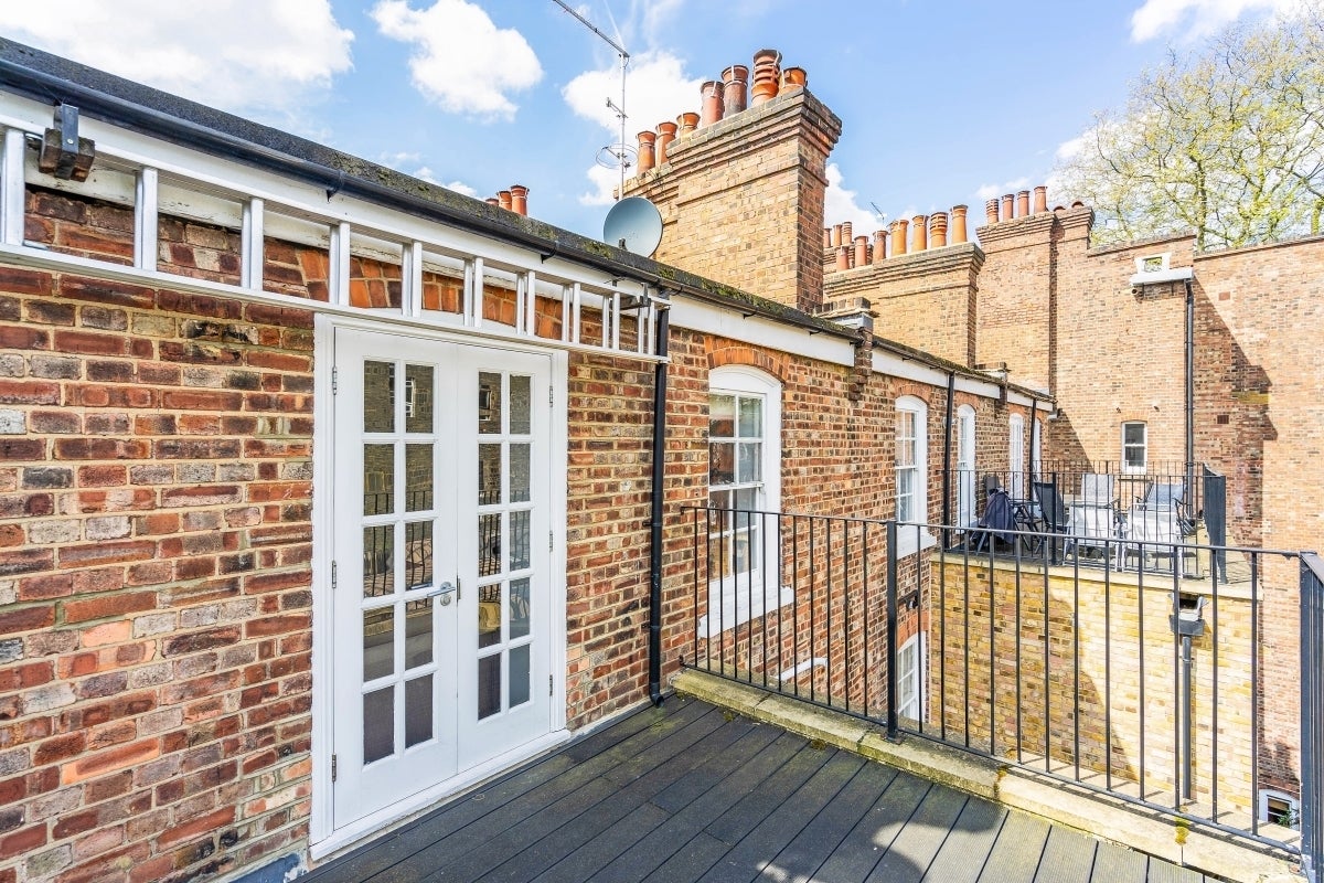 Flat Pleasant Place in Greater London
