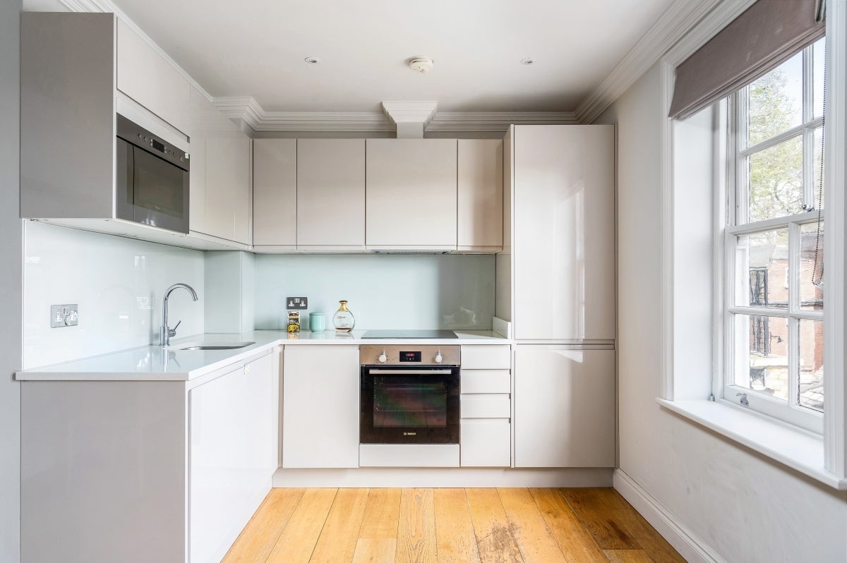 Flat Pleasant Place in Greater London