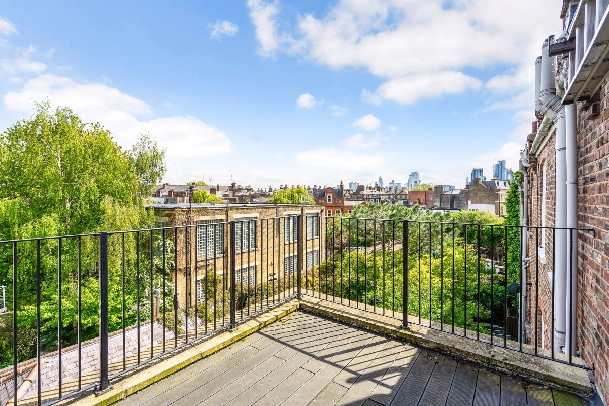Flat Pleasant Place in Greater London