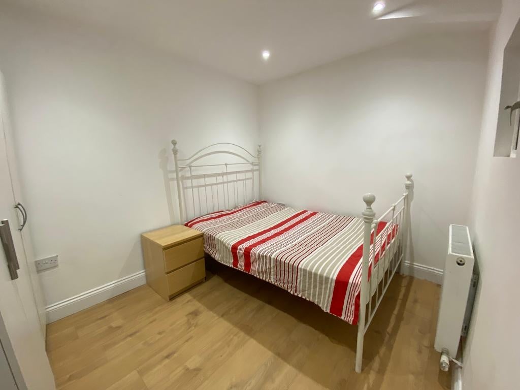 Flat Twickenham Road in Greater London