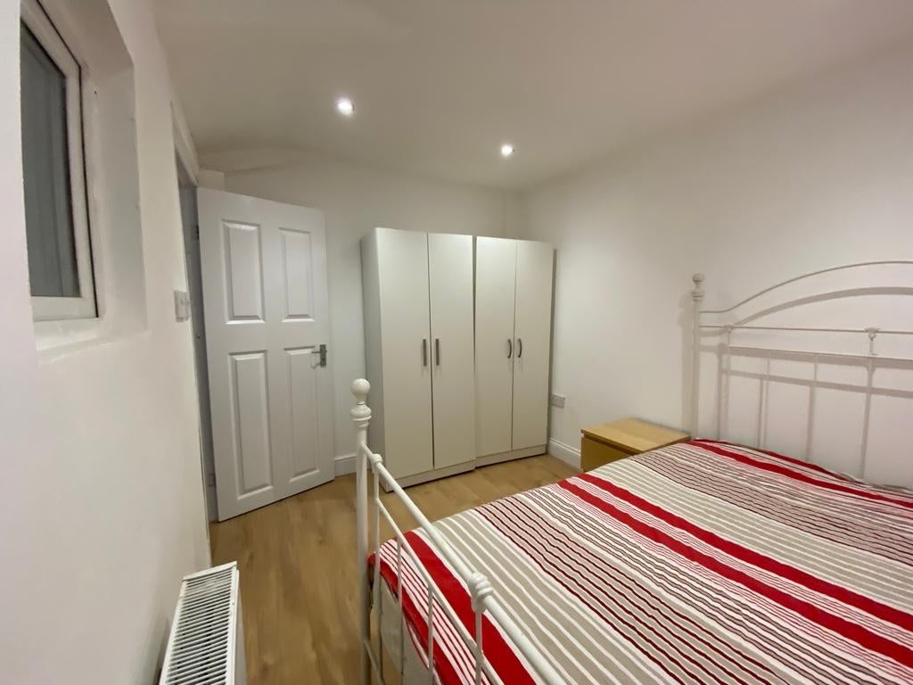 Flat Twickenham Road in Greater London