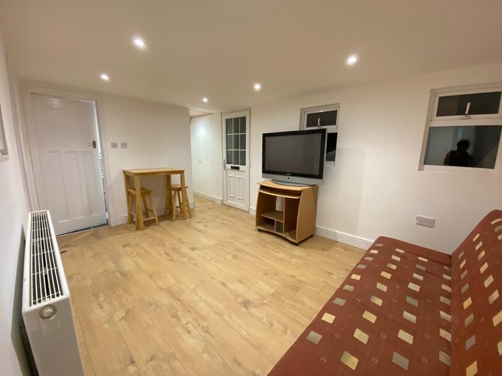 Flat Twickenham Road in Greater London
