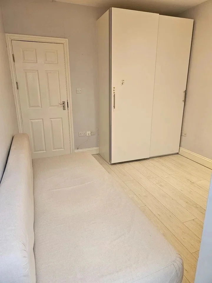 Flat Victoria Court in Greater London