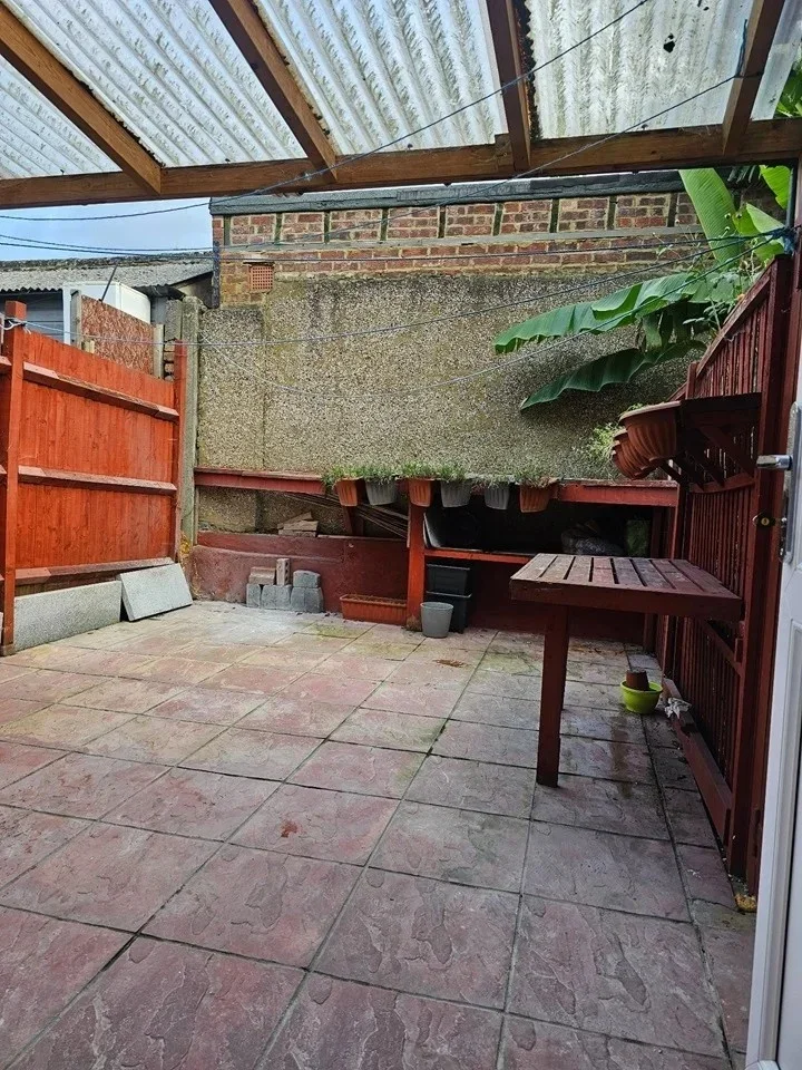 Flat Victoria Court in Greater London