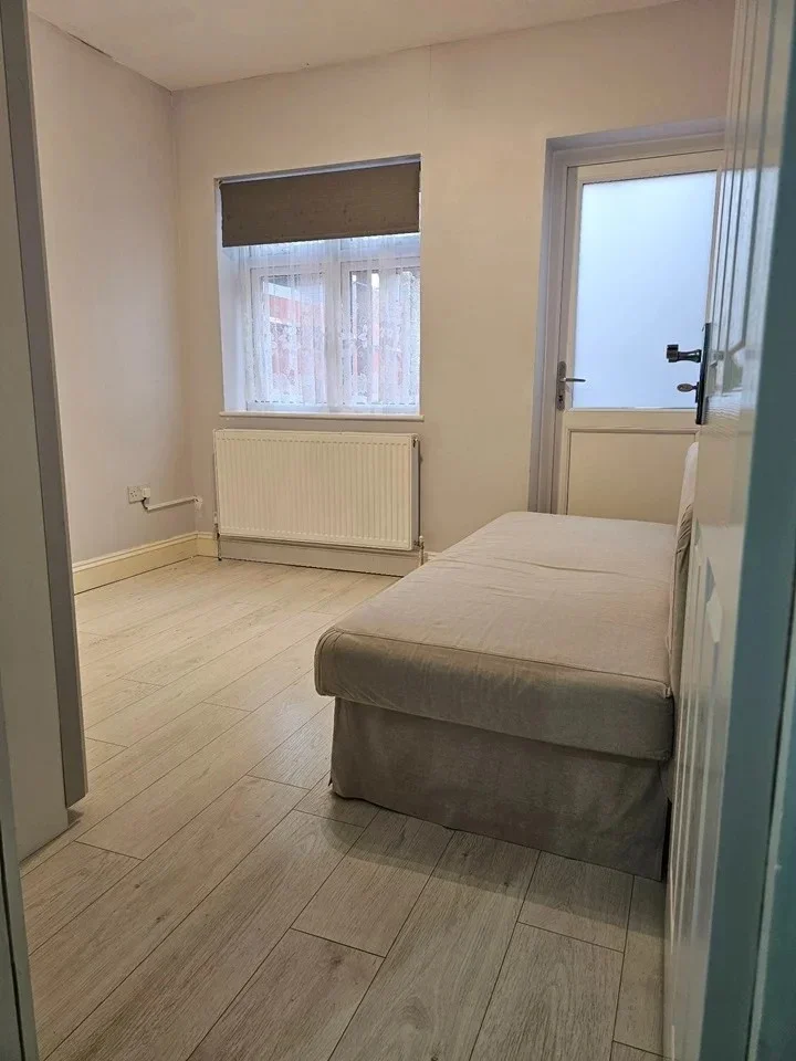 Flat Victoria Court in Greater London