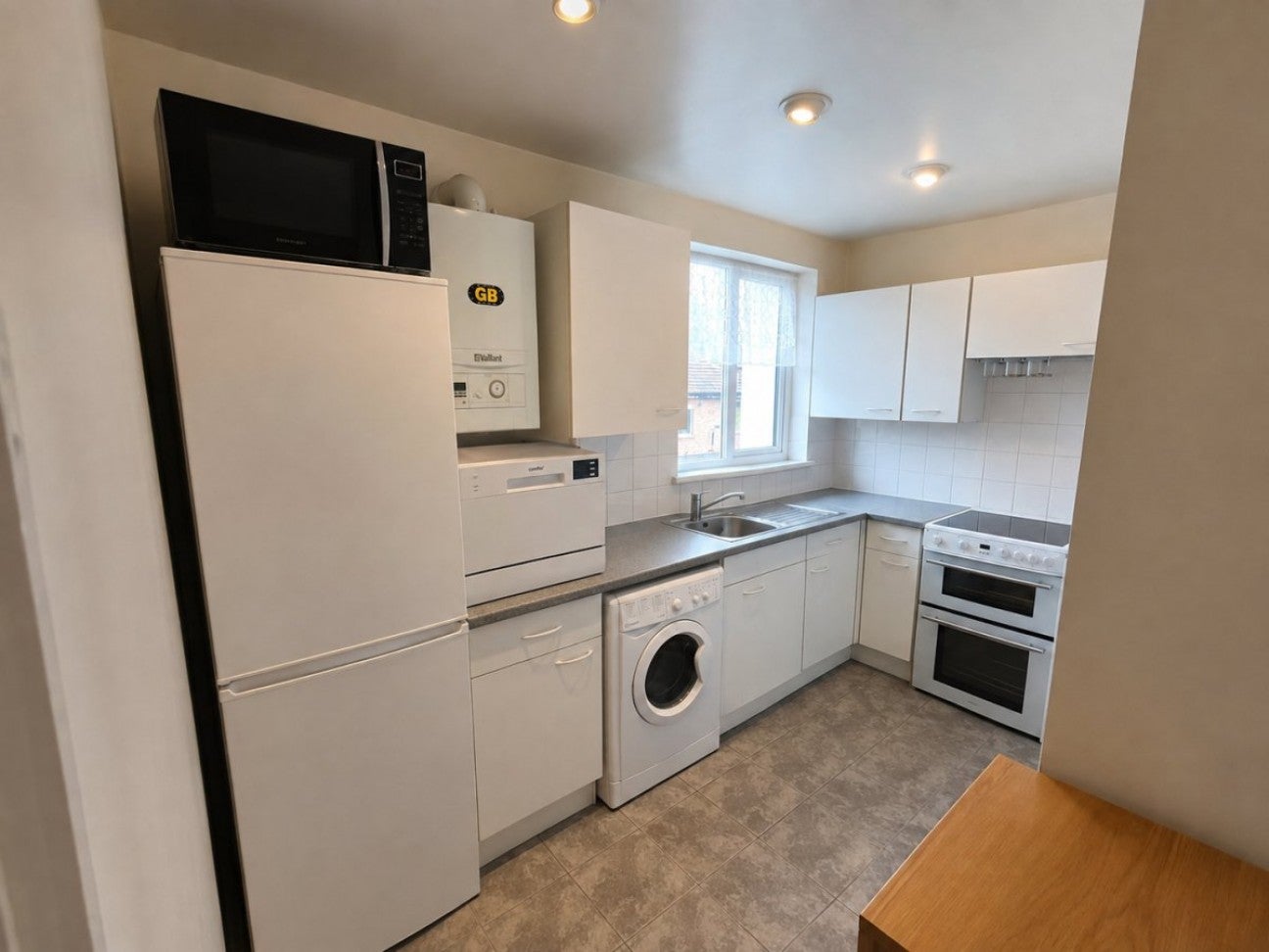 Flat Middleton Road in Greater London