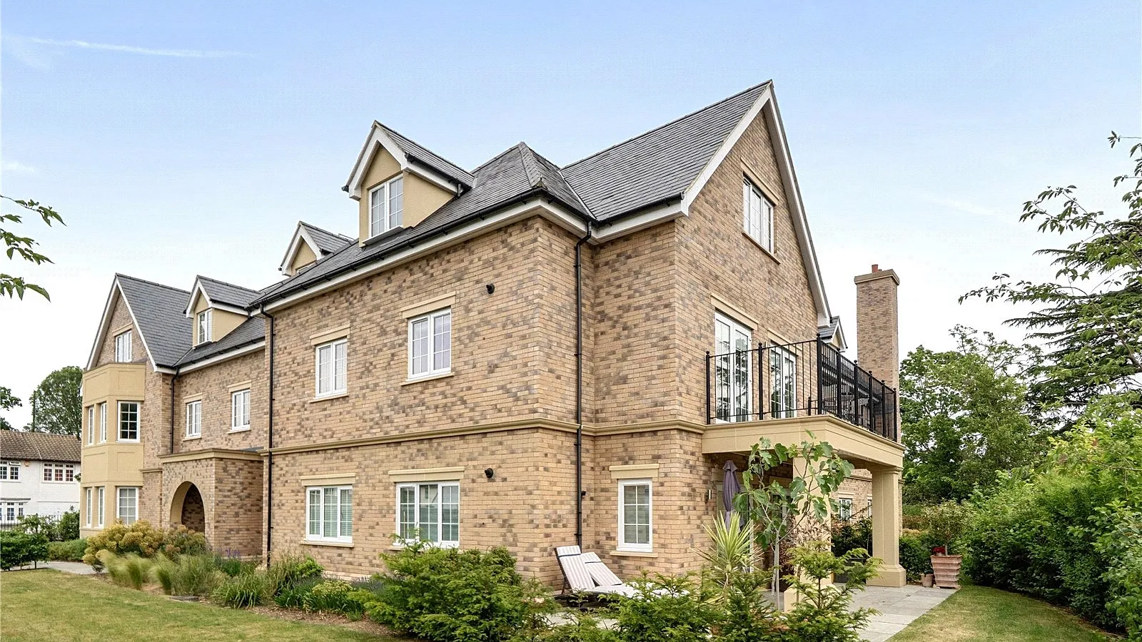 Flat Fairview Road in Greater London