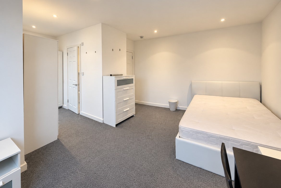 Flat Chartley Avenue in Greater London