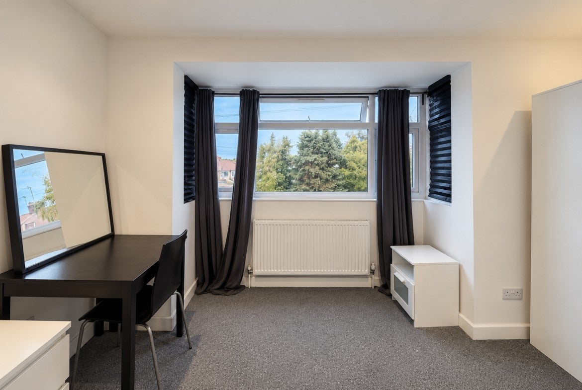 Flat Chartley Avenue in Greater London