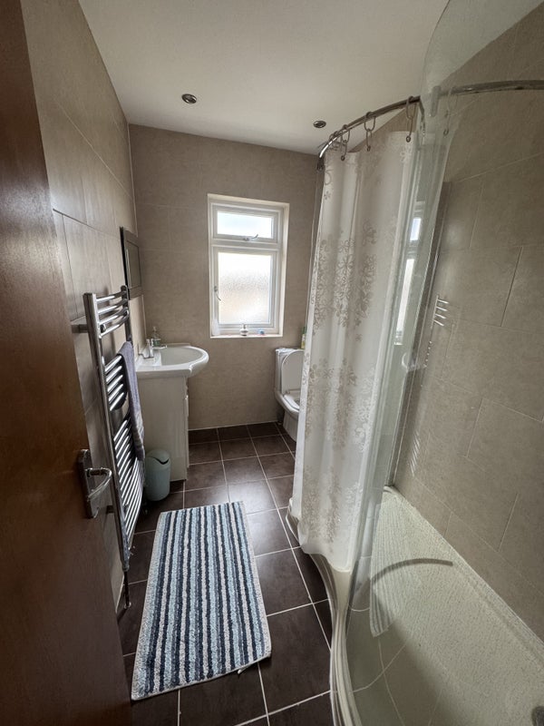 Room Fairlands Avenue in Greater London