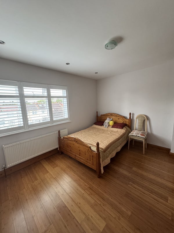 Room Fairlands Avenue in Greater London