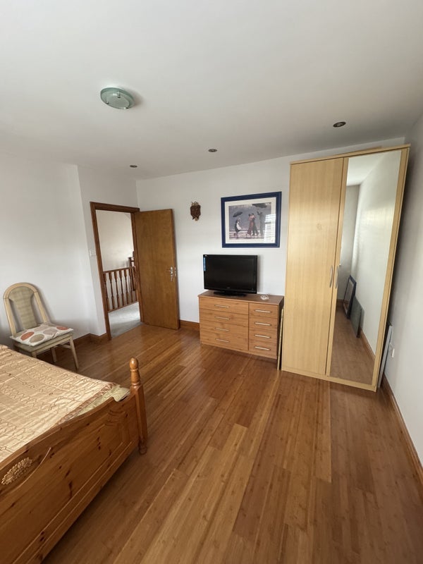 Room Fairlands Avenue in Greater London