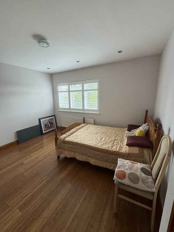Room Fairlands Avenue in Greater London
