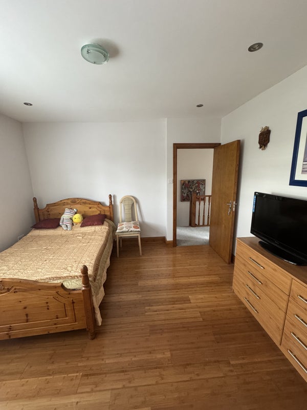 Room Fairlands Avenue in Greater London