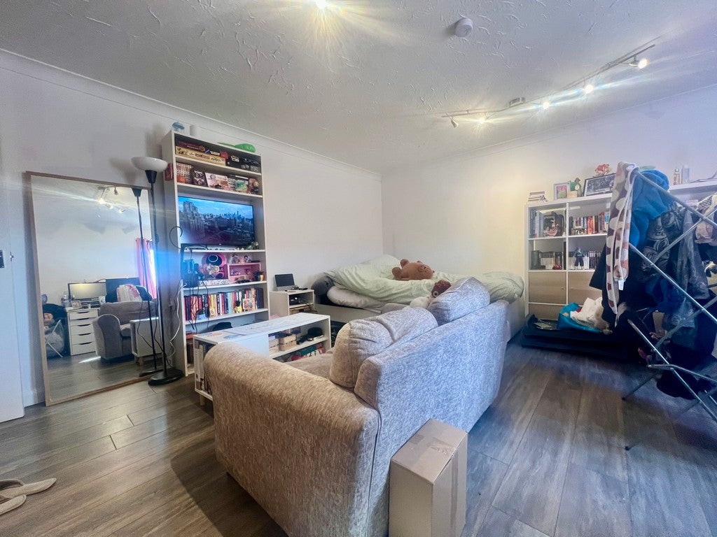 Flat Columbus Gardens in Greater London