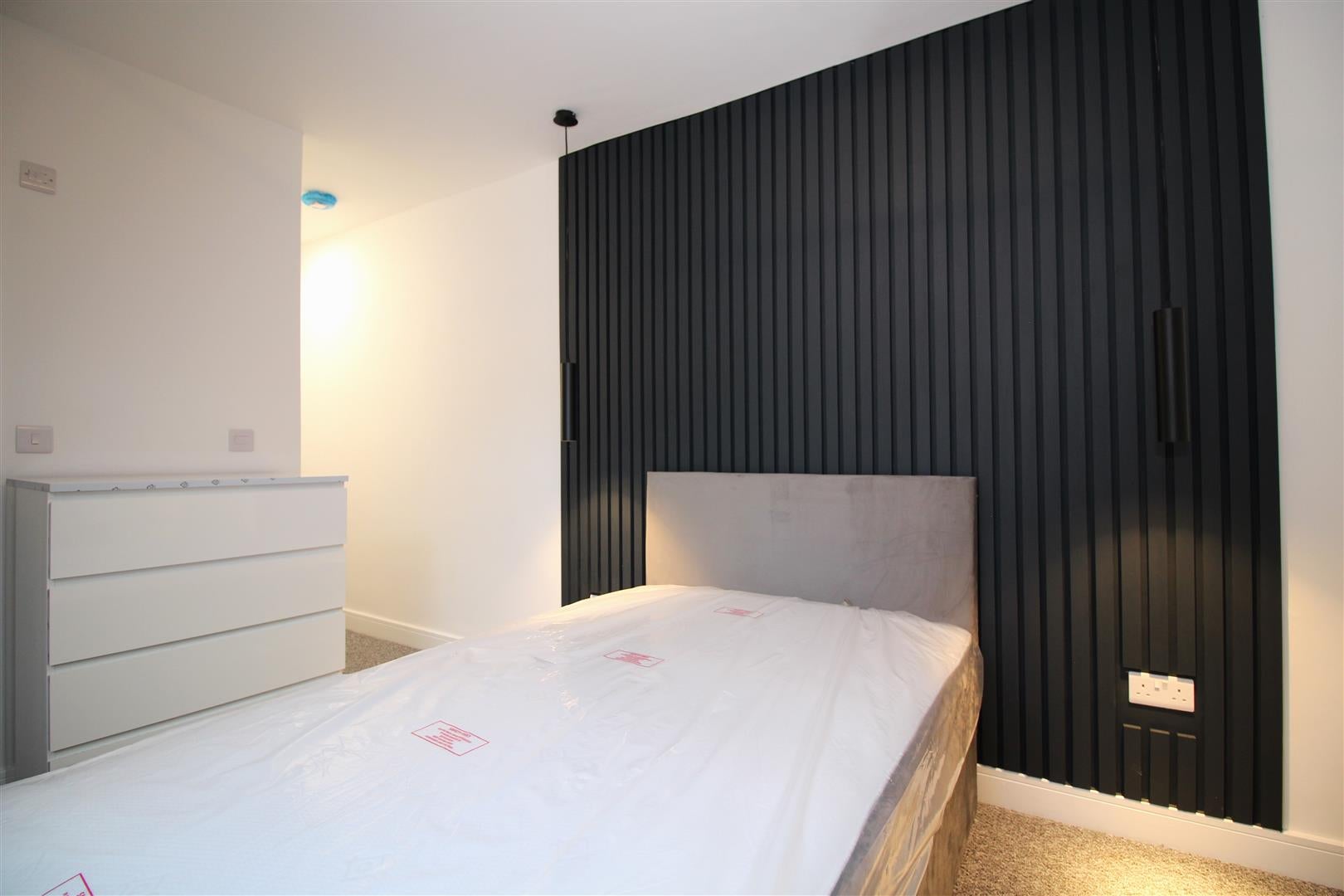 Room Mill Hill Lane in Leicester