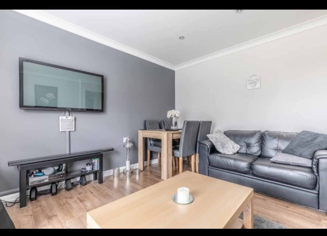 Flat Upton Court Road in Slough