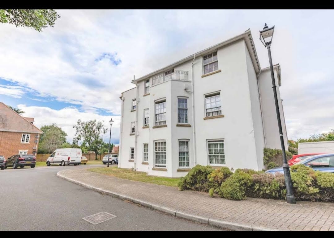 Flat Upton Court Road in Slough
