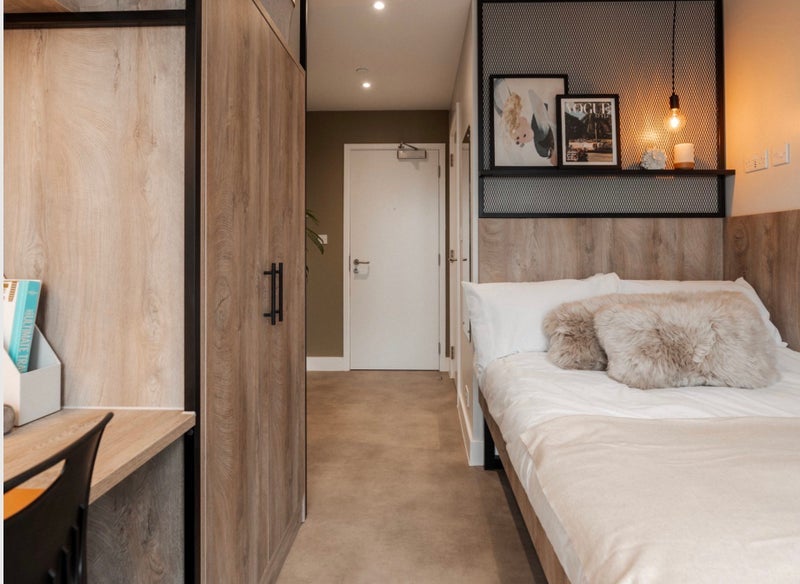 Room Ilderton Road in Greater London