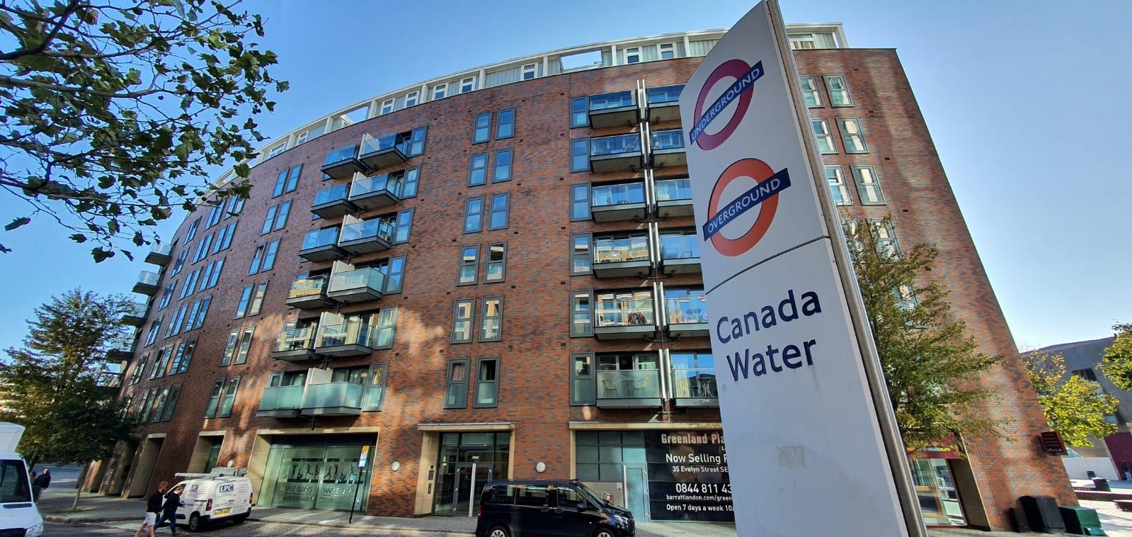 Flat Surrey Quays Road in Greater London