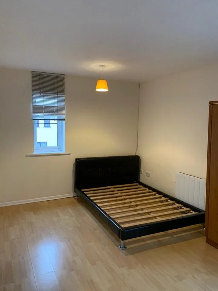Flat Vicars Bridge Close in Greater London