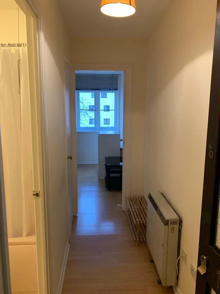 Flat Vicars Bridge Close in Greater London