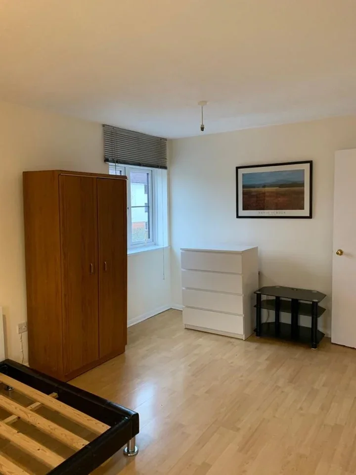Flat Vicars Bridge Close in Greater London