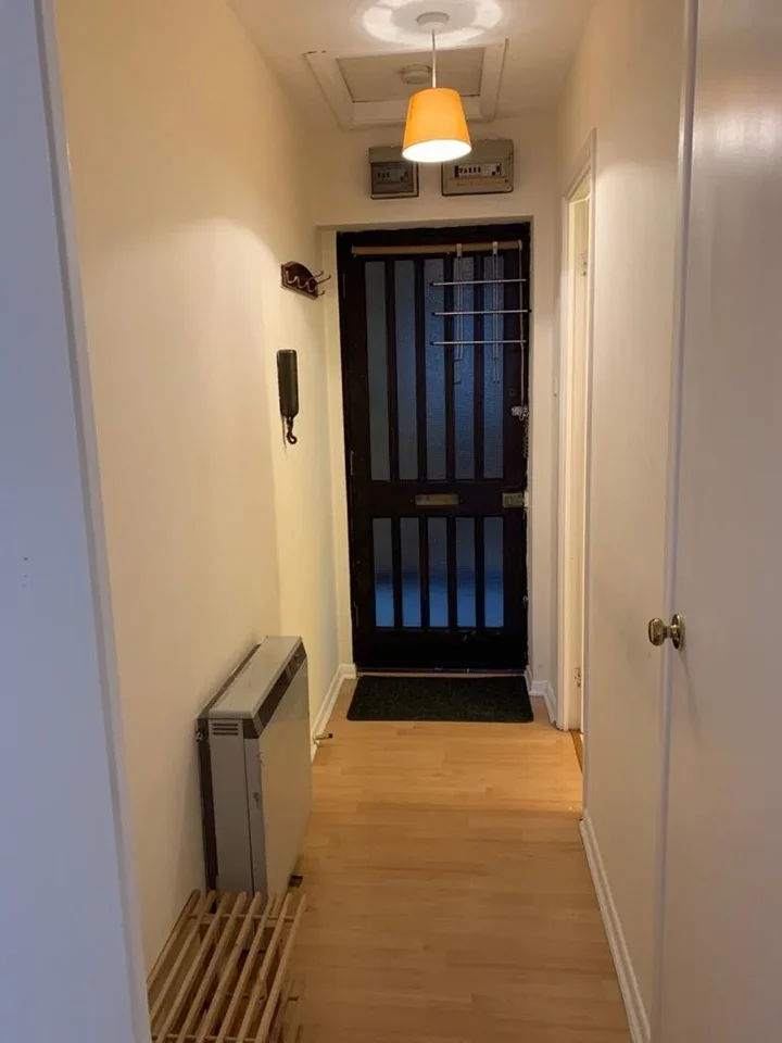 Flat Vicars Bridge Close in Greater London