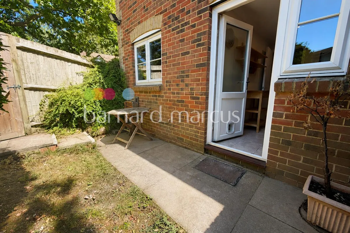 Flat Rosamund Close in Greater London