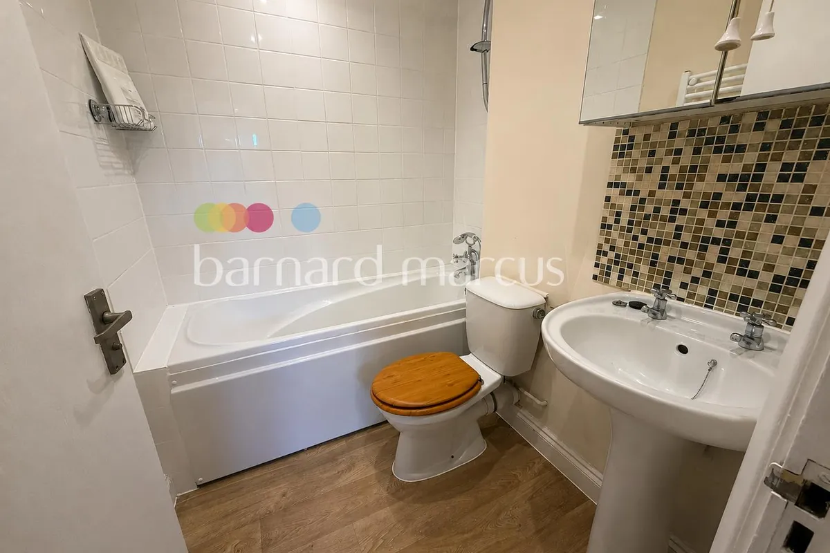 Flat Rosamund Close in Greater London